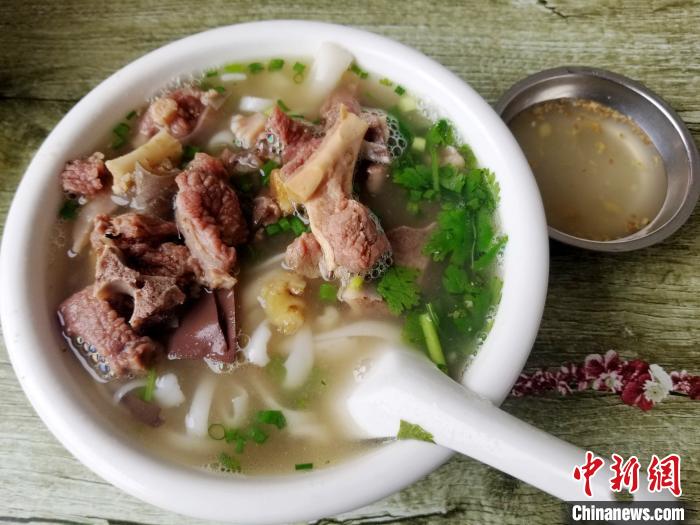 海南乐东县佛罗镇的羊肉粉汤，开吃时，店家会配上一碟蘸酱，专供吃肉时提鲜增味用。　记者王晓斌 摄