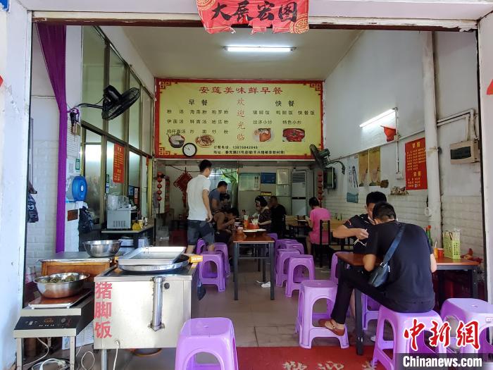 8月8日，三亚的一家售卖港门粉的餐饮店，食客前来品尝粉汤等美食。　记者王晓斌 摄